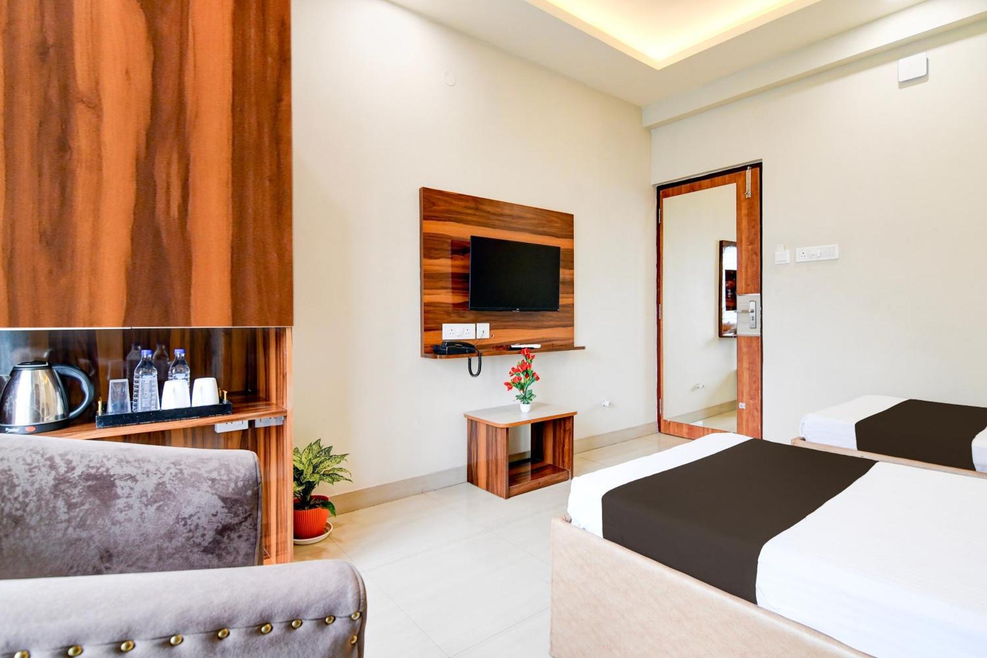 Super Townhouse Kaikhali Near Airport Kolkata Bagian luar foto