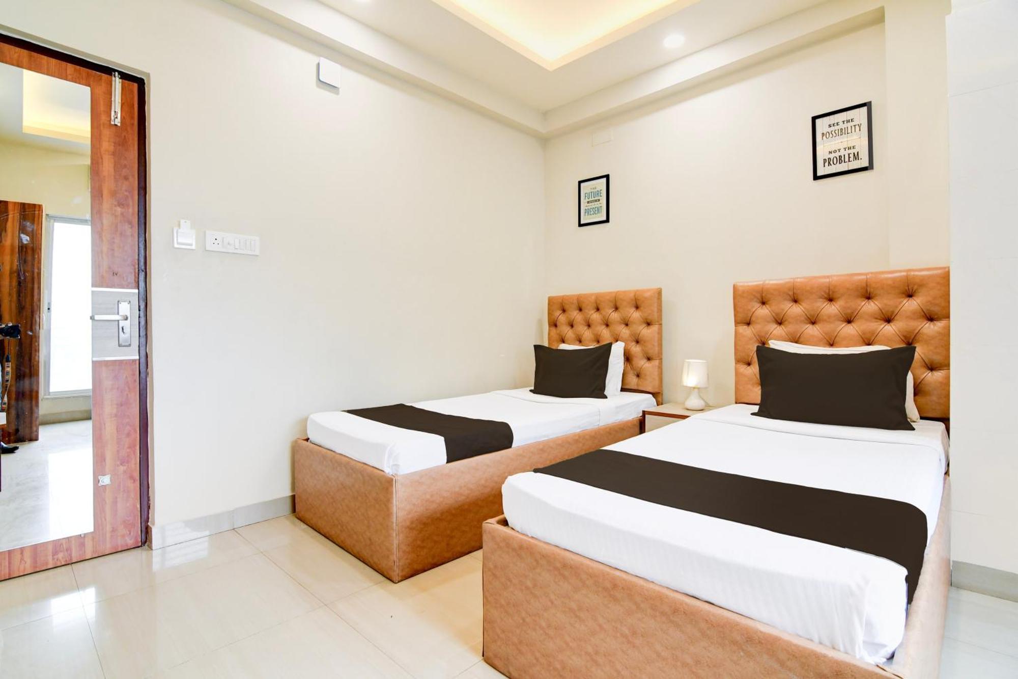 Super Townhouse Kaikhali Near Airport Kolkata Bagian luar foto