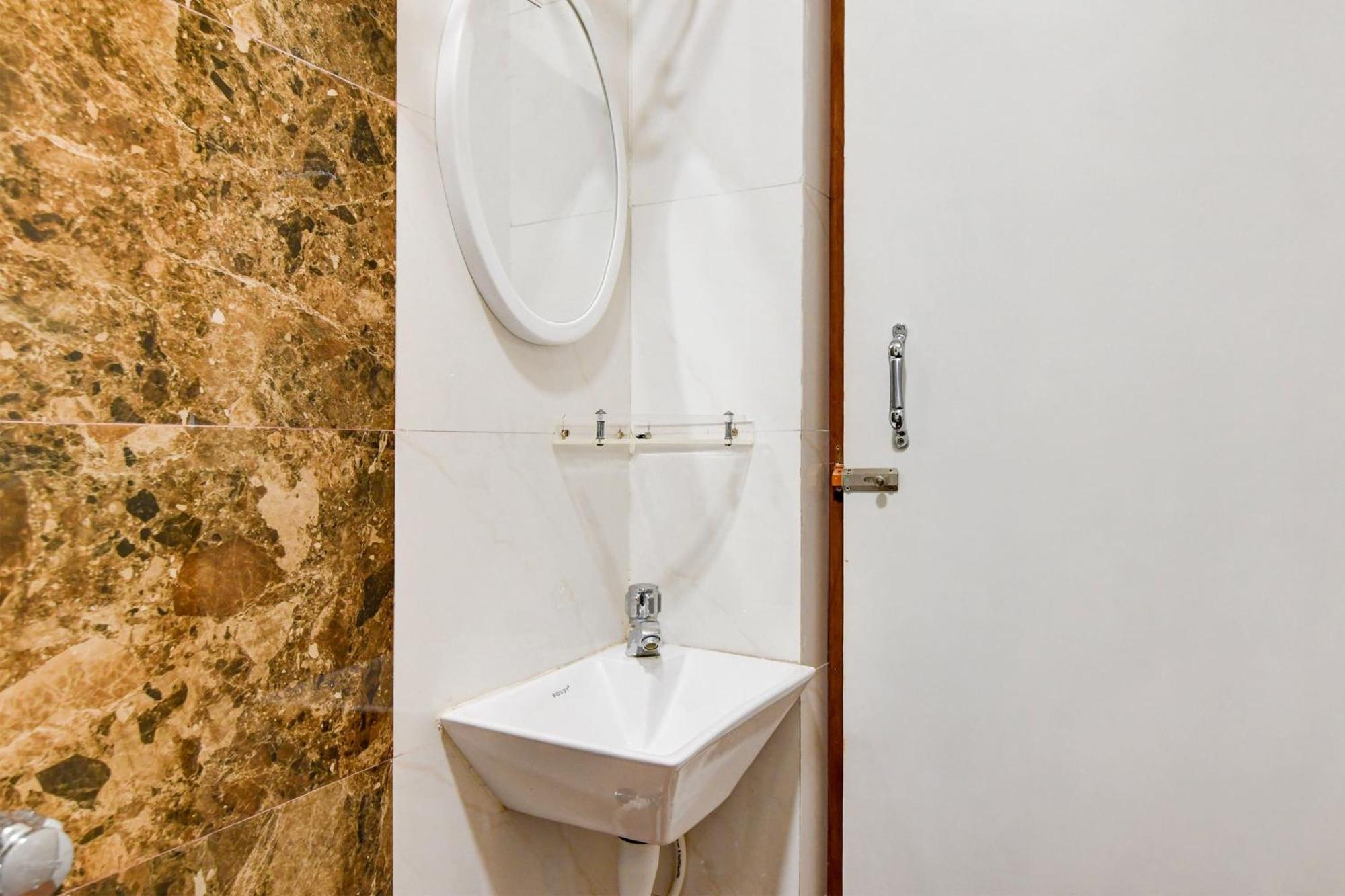 Super Townhouse Kaikhali Near Airport Kolkata Bagian luar foto