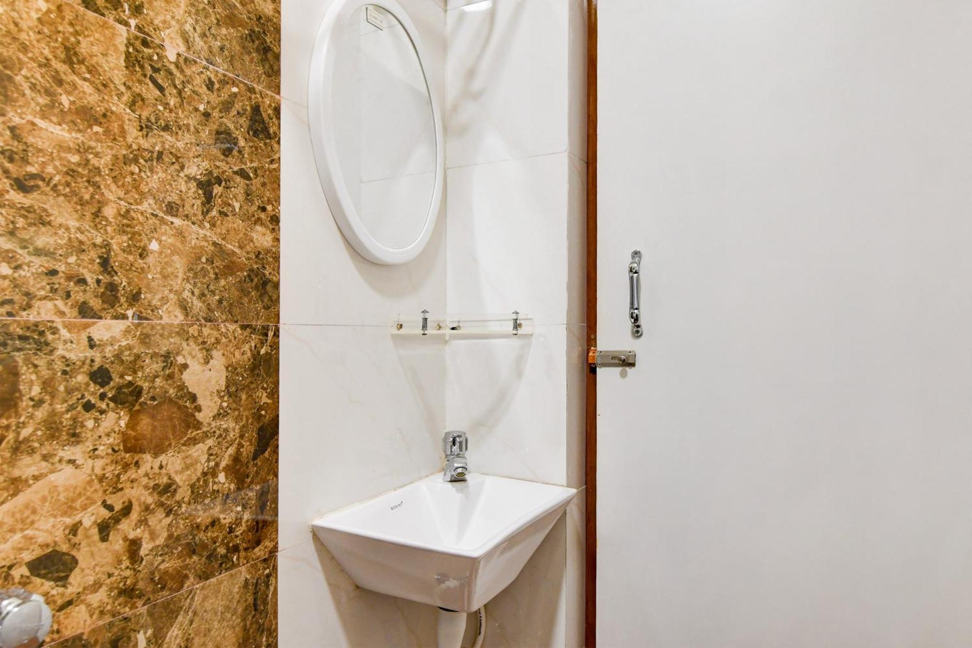 Super Townhouse Kaikhali Near Airport Kolkata Bagian luar foto