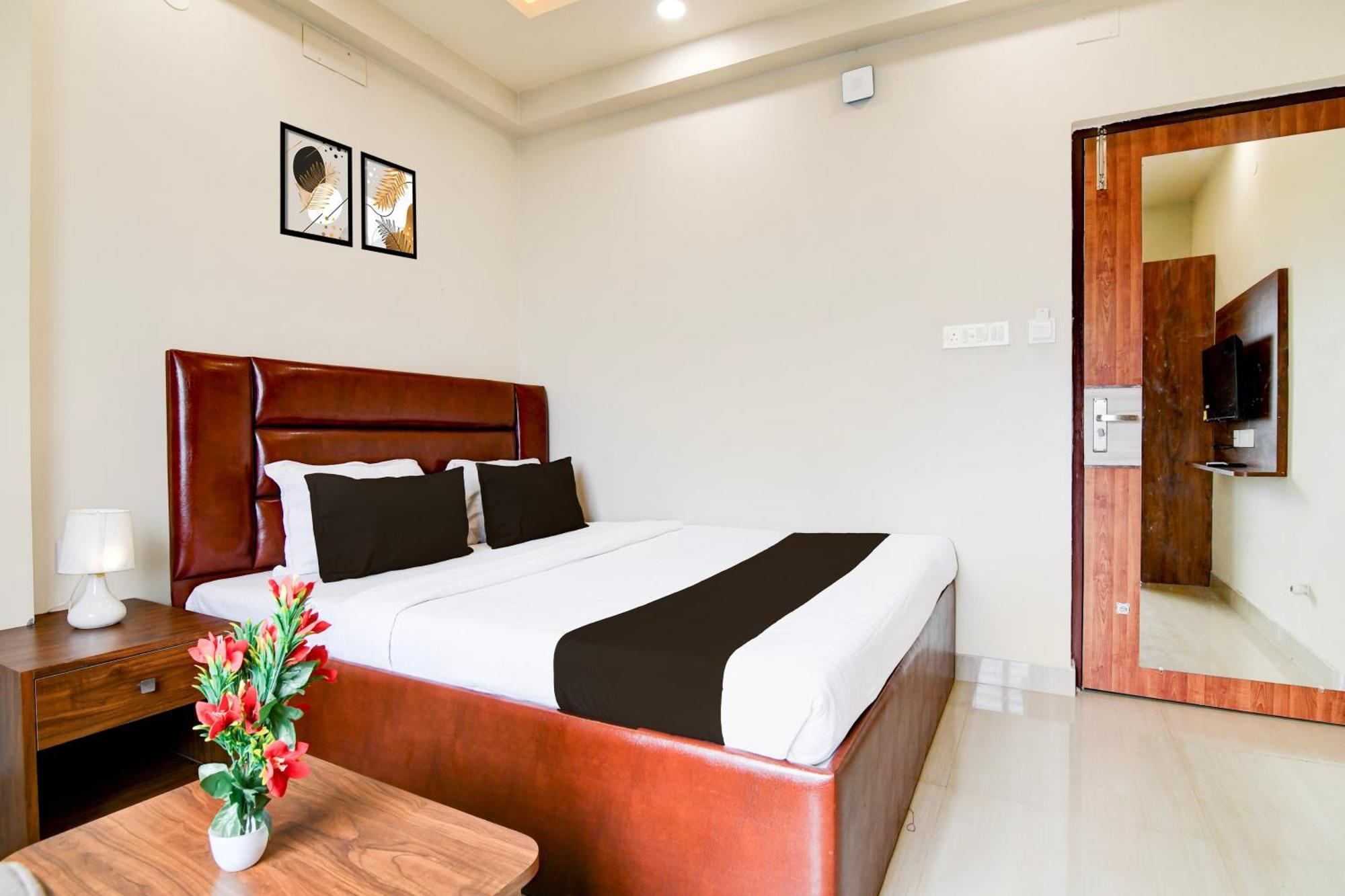 Super Townhouse Kaikhali Near Airport Kolkata Bagian luar foto