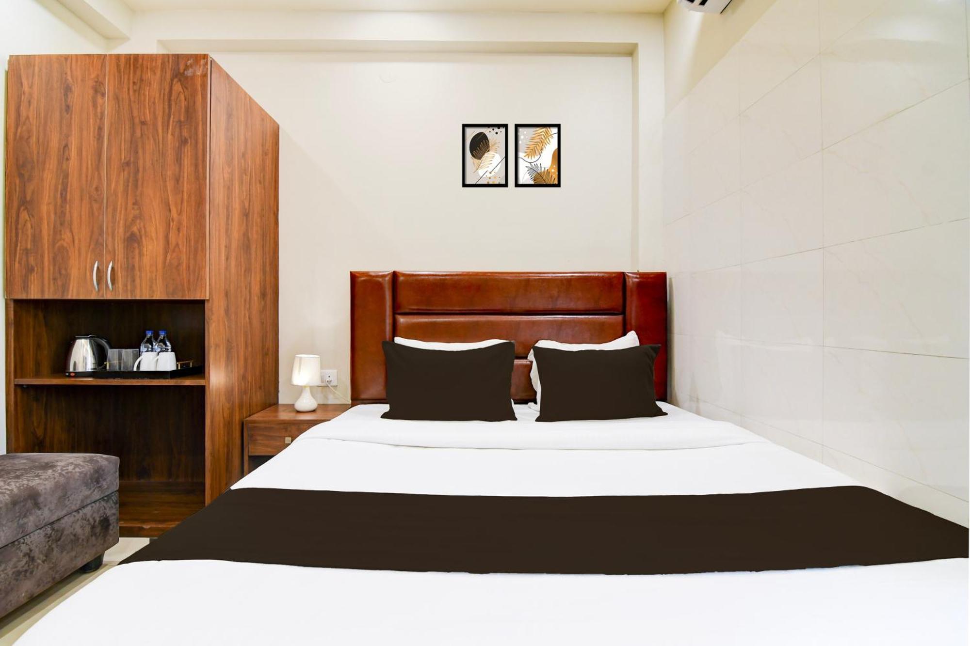 Super Townhouse Kaikhali Near Airport Kolkata Bagian luar foto