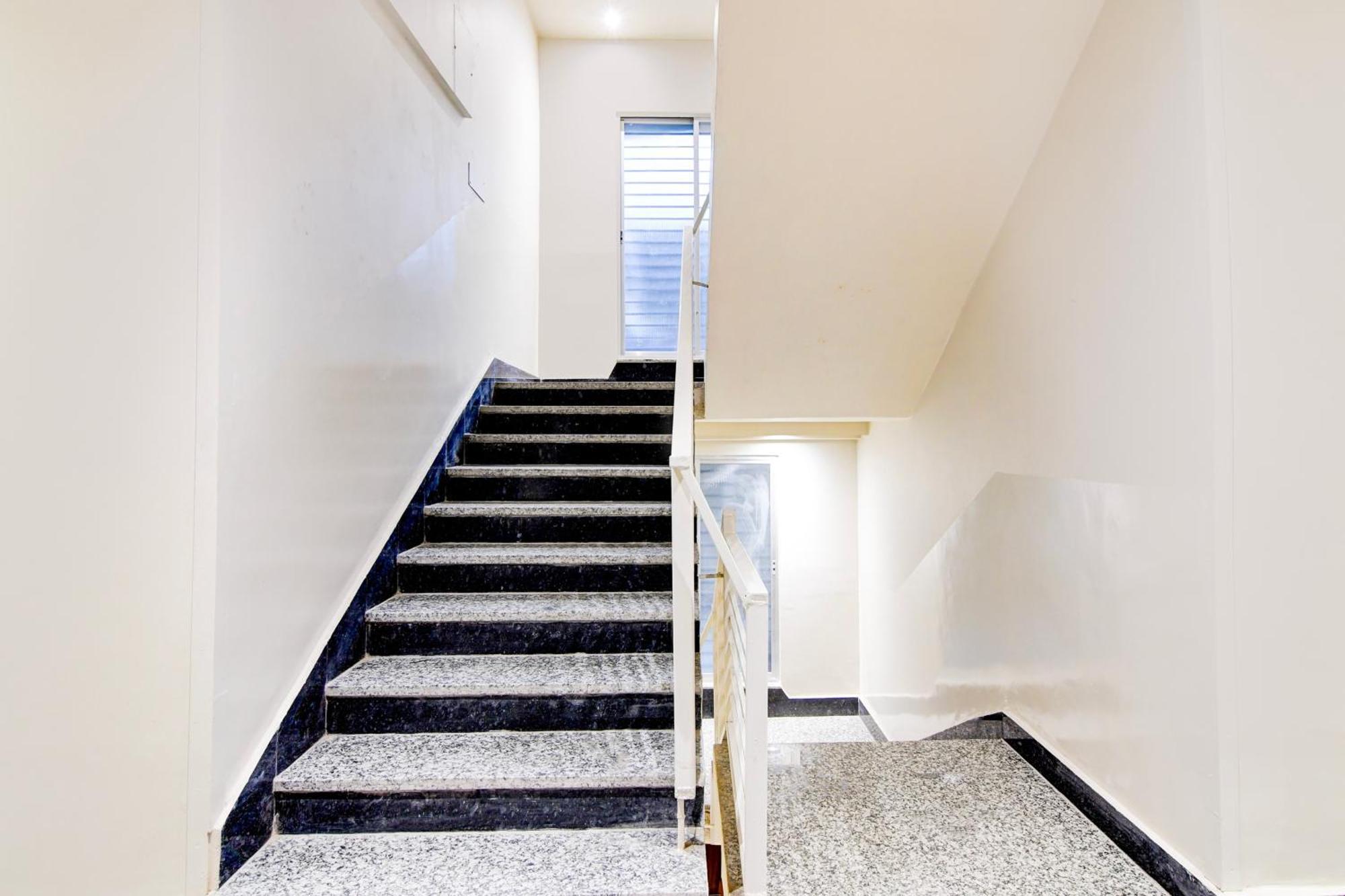 Super Townhouse Kaikhali Near Airport Kolkata Bagian luar foto