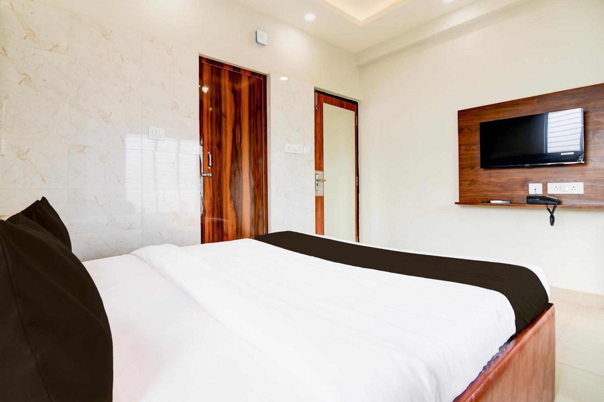 Super Townhouse Kaikhali Near Airport Kolkata Bagian luar foto