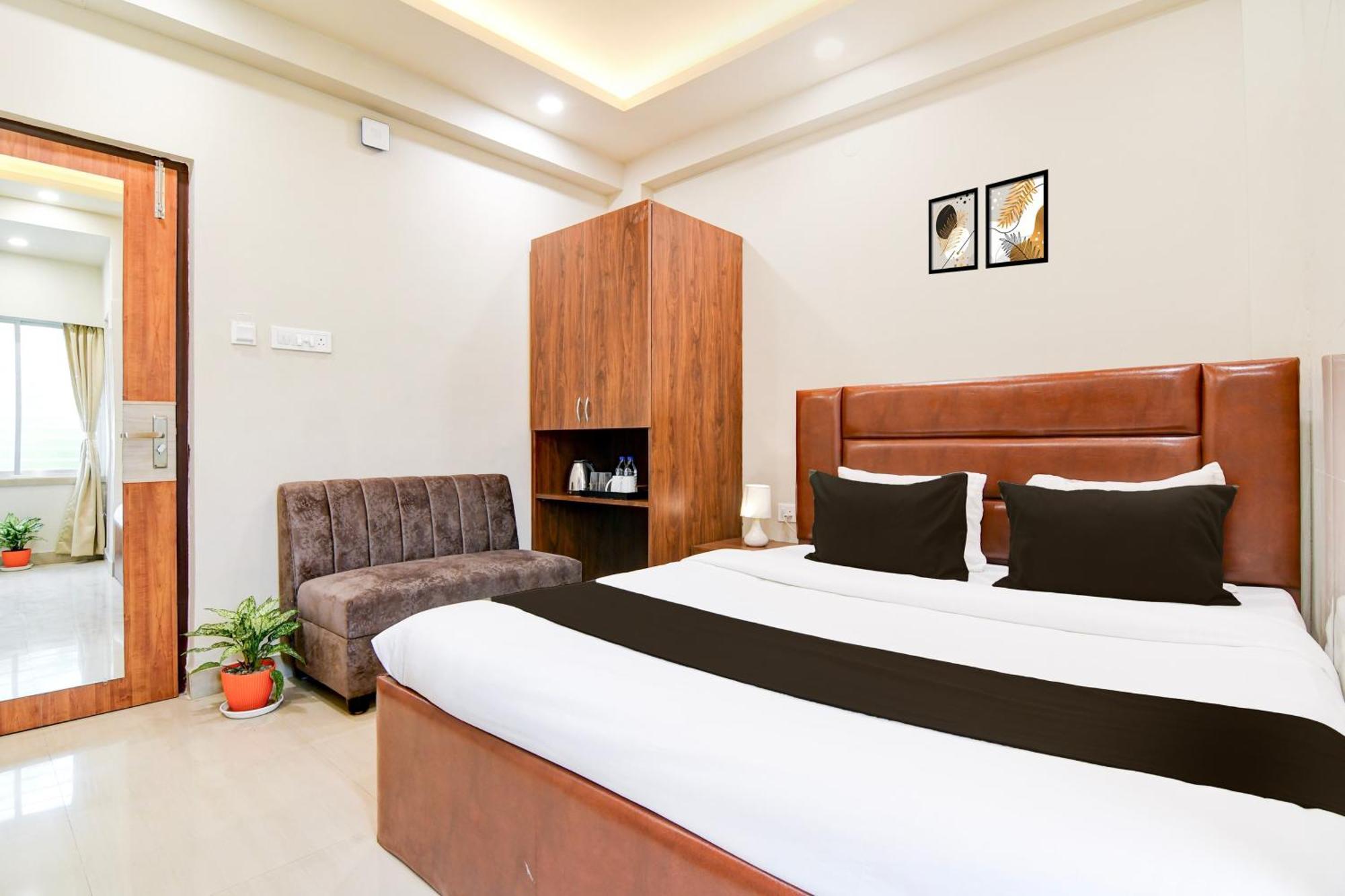Super Townhouse Kaikhali Near Airport Kolkata Bagian luar foto