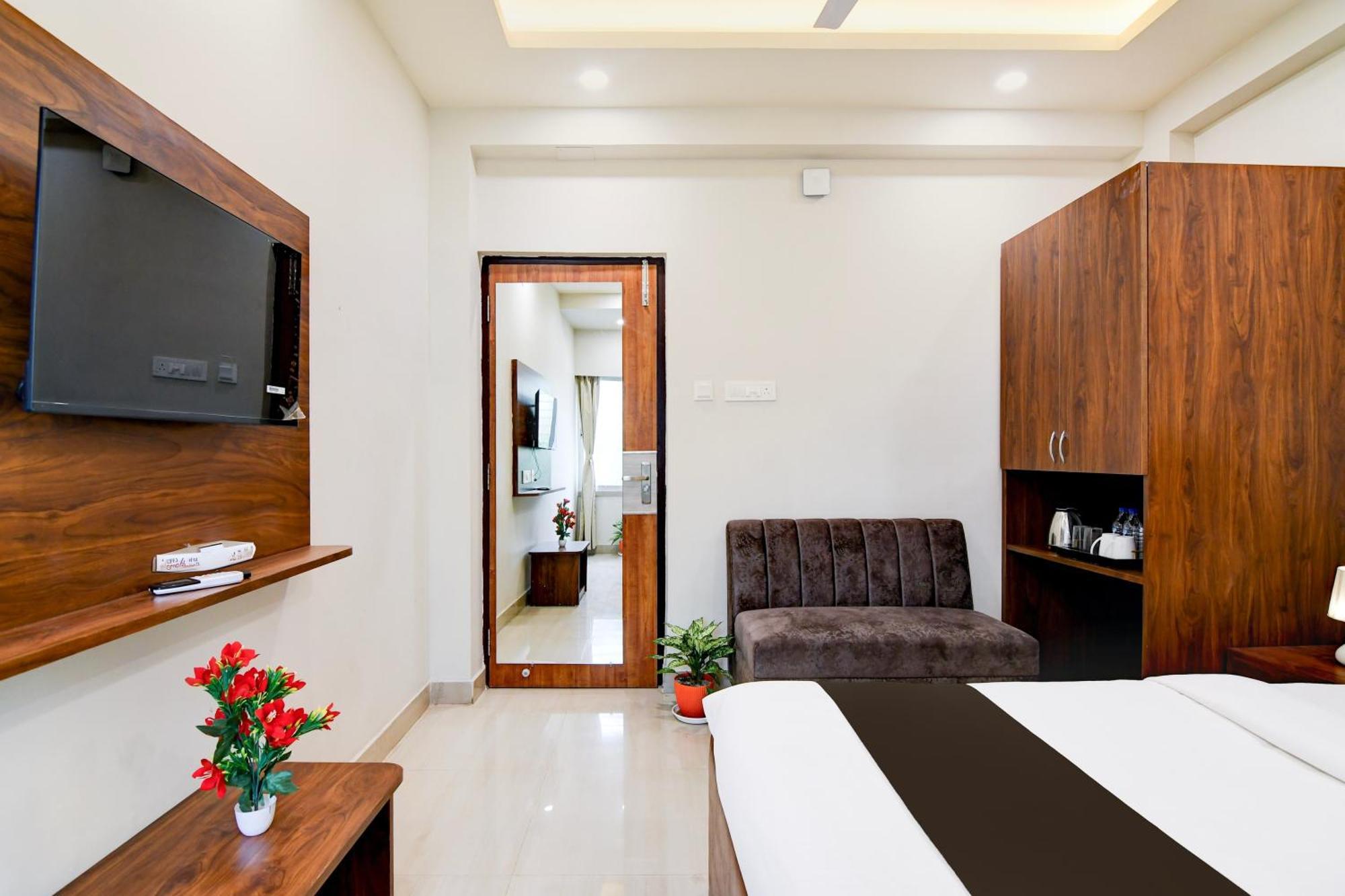 Super Townhouse Kaikhali Near Airport Kolkata Bagian luar foto